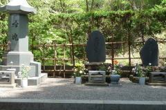 左から、吟魂碑。岳風先生墓碑、宣子夫人墓碑